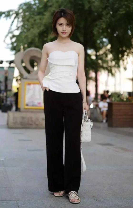 路人街拍，小姐姐身穿浅色破洞牛仔裤，小蛮腰隐隐可现