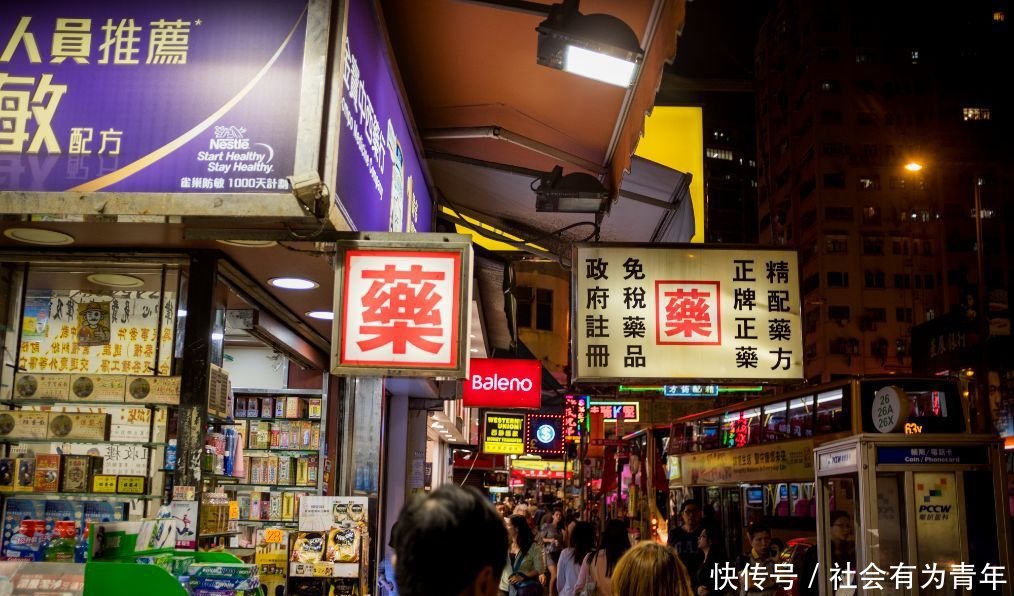  「夜晚」实拍香港的夜晚 年轻人满脸麻木, 七八十岁的老人仍在为