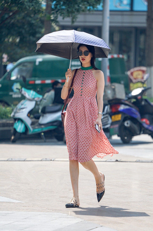 街拍路人,在这炎热的三伏天怎么能少得了一双时尚的拖鞋?