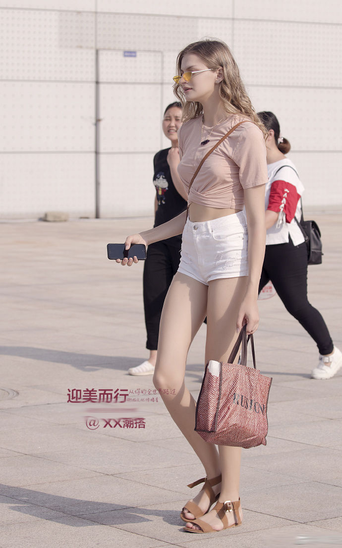 轻熟女人在初秋的时尚穿搭技巧，学会做一个精致的女神