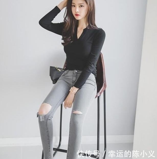 「阳光」身材很好的阳光女孩, 搭配塑型的牛仔裤, 魅力十足!