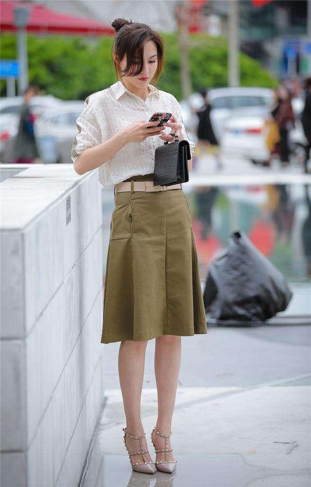 街拍:美女玲珑有致的好身材,搭配高开叉长裙,秀出白皙的美腿!