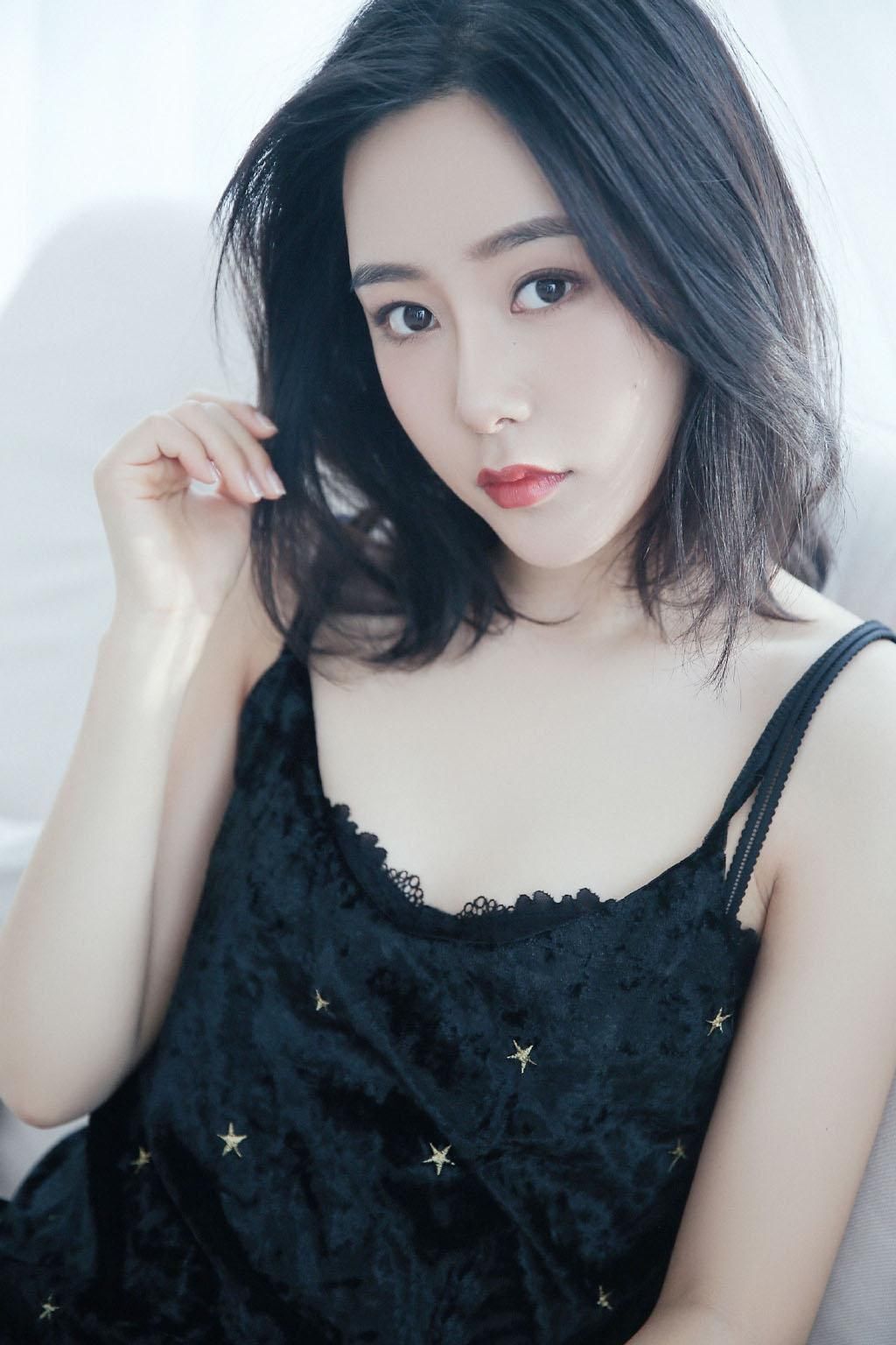 极品少妇性感吊带黑色诱惑写真图片