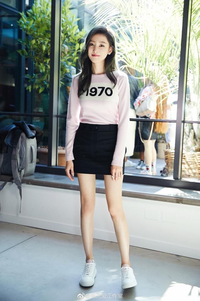 张天爱的美腿杀都不是P出来的，实力证明大长腿穿什么都好看!