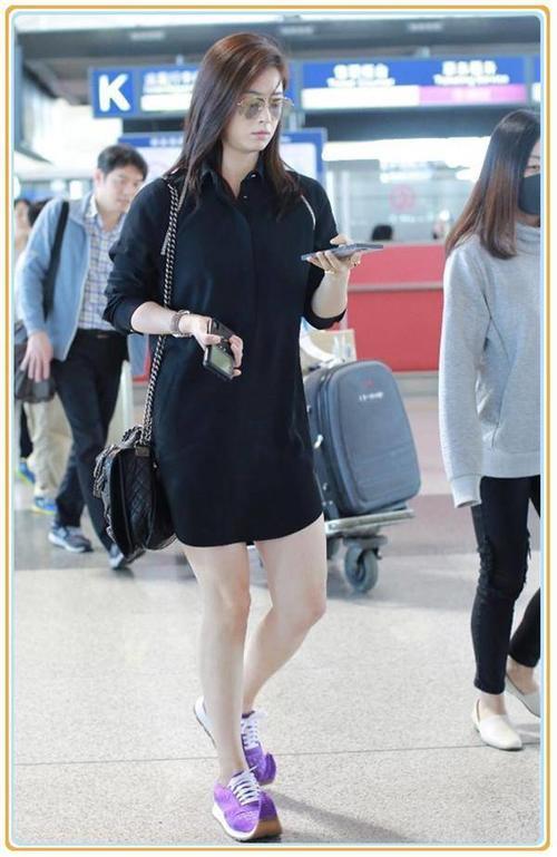 本以为穿黑色衬衫裙的蒋欣腿已经够细了，但看到宋茜，我沉默了！