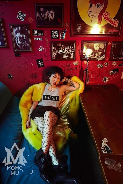 吴莫愁又刷三观，短裤下方穿渔网袜，网友：这腿给100分！