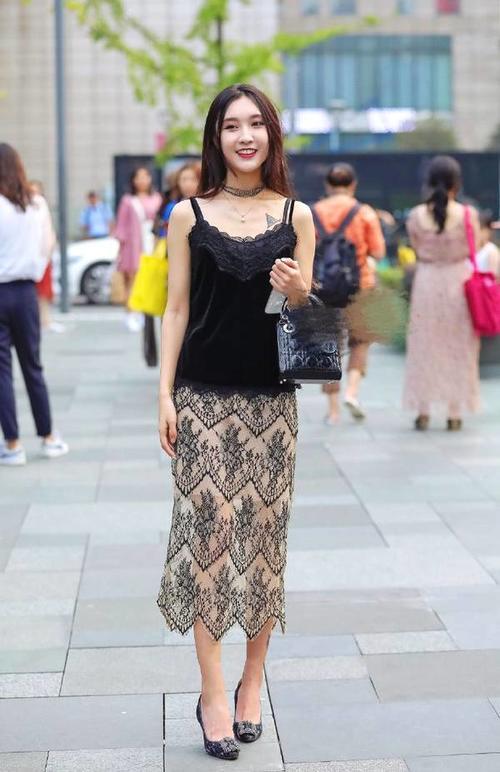 街拍 美女连体连体裙露出香肩十分迷人 秀出好身材清新时尚！