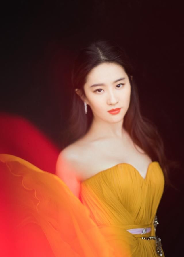 当30岁刘亦菲与31岁大幂幂同穿抹胸裙，网友：少女与熟女一目了然