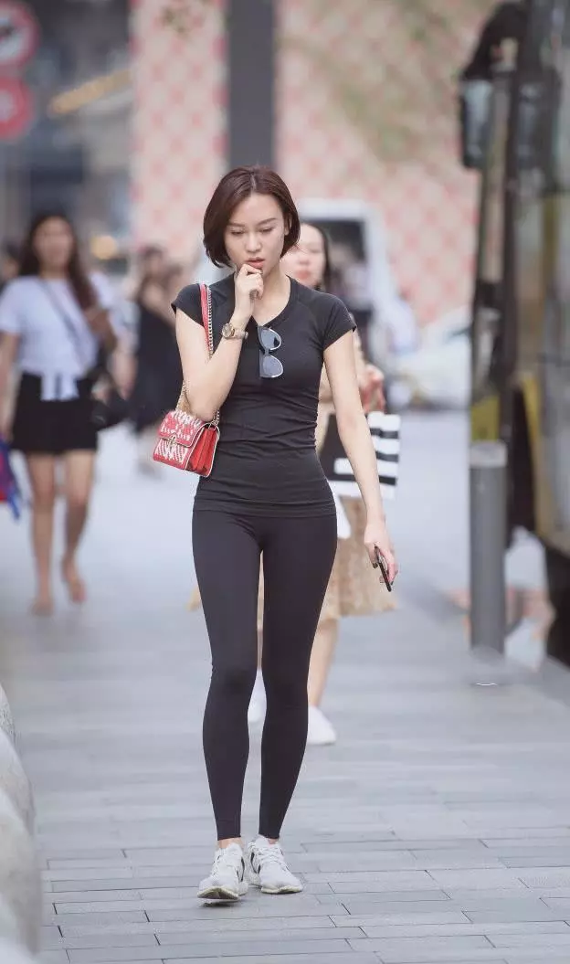 街拍:健身美女紧身裤穿出优美身材,走在路上就是养眼!