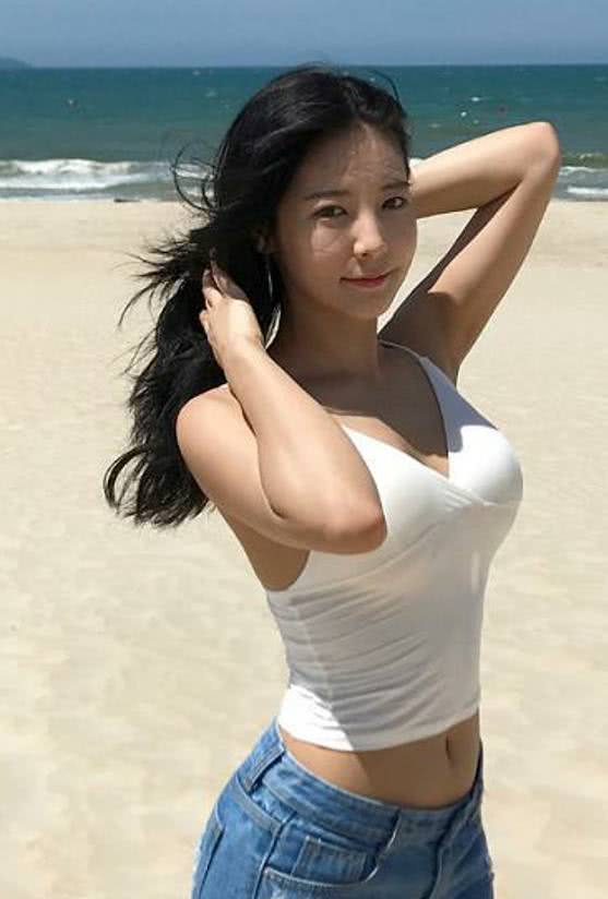 街拍：穿着十分出彩的小姐姐,夏日里的美丽风景线！