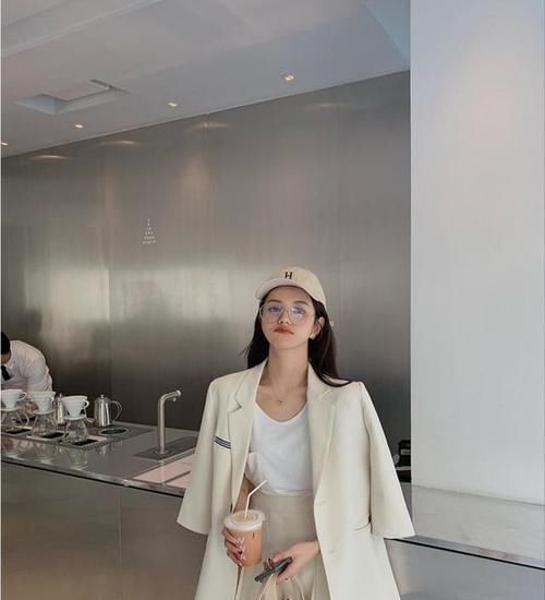  [气质]路人街拍，美女高贵优雅，穿黄绿色的连衣裙简洁唯美！