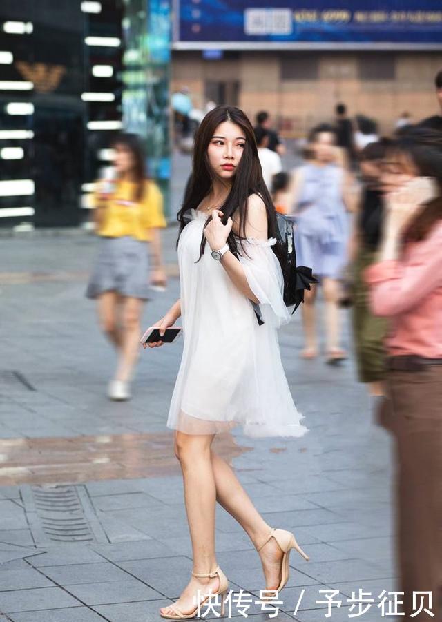 『姐妹花』街拍:漂亮的姐妹花,黑玫瑰和红玫瑰,各有各的特点与时尚