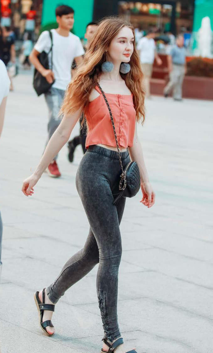 很是漂亮的外国小姐姐紧身裤秀出了苗条身材，简直就是长腿民族