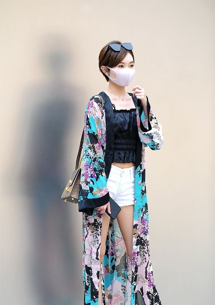  『和谐』街拍:美女比拼花式口罩,只为搭配更和谐