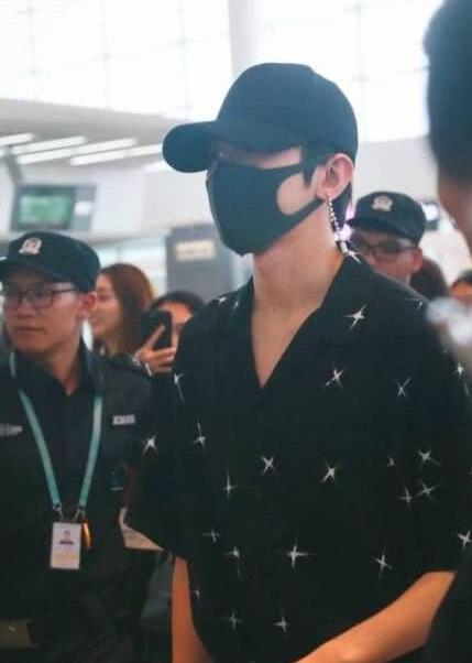 蔡徐坤牛奶被扣，网友调侃未断奶，而坤坤霸气回应，果然是优质偶