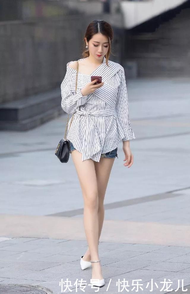 『美女』美女穿上一双黑色的尖头高跟鞋,走起路来更加的优雅,更有女人味