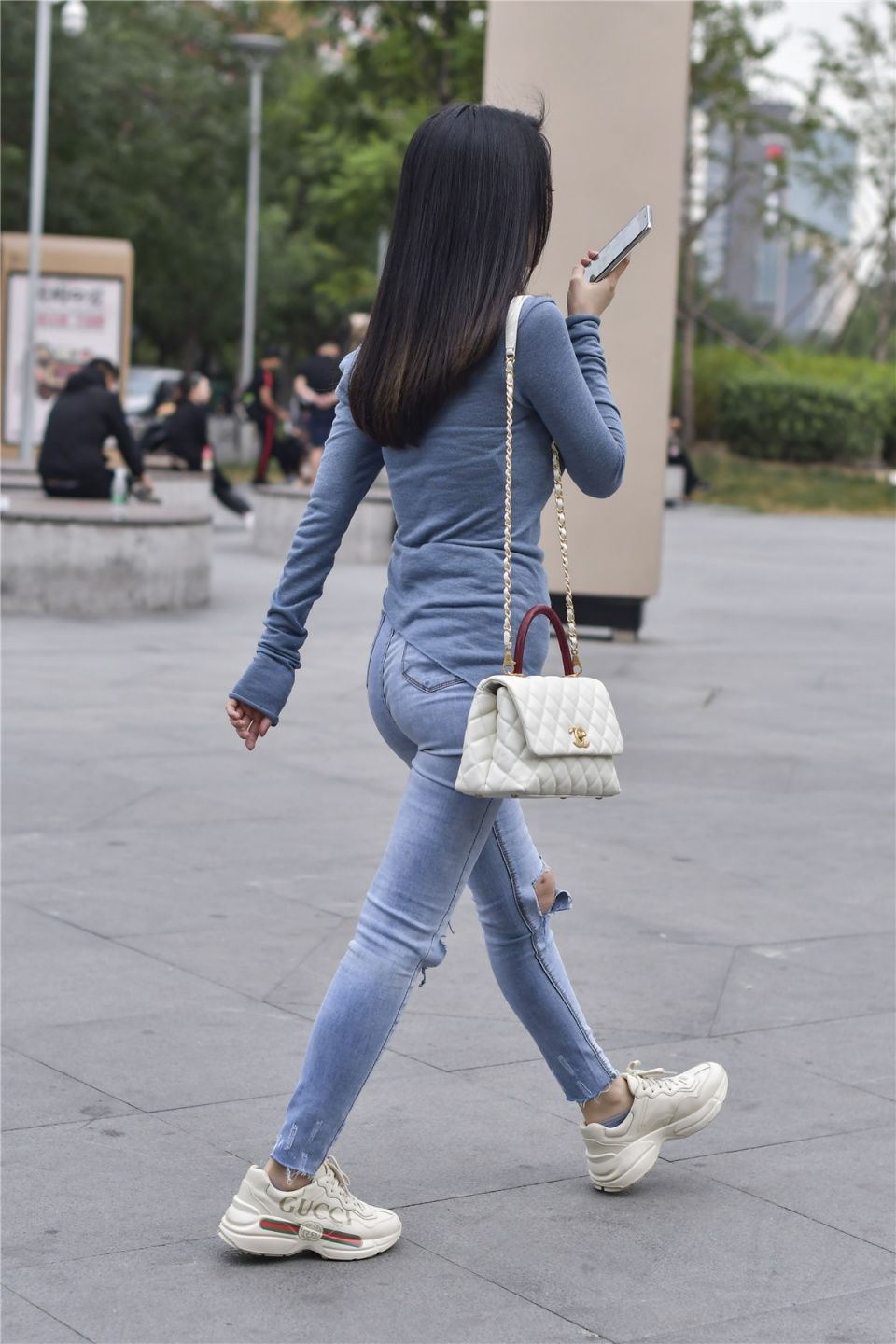 不爱红装爱素装，破洞紧身牛仔裤，彰显与众不同的美