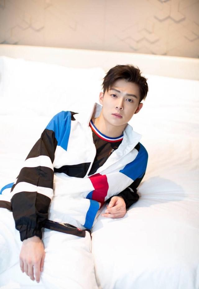 张铭恩化身校服党，你们可以领走啦 网友：运动风好帅