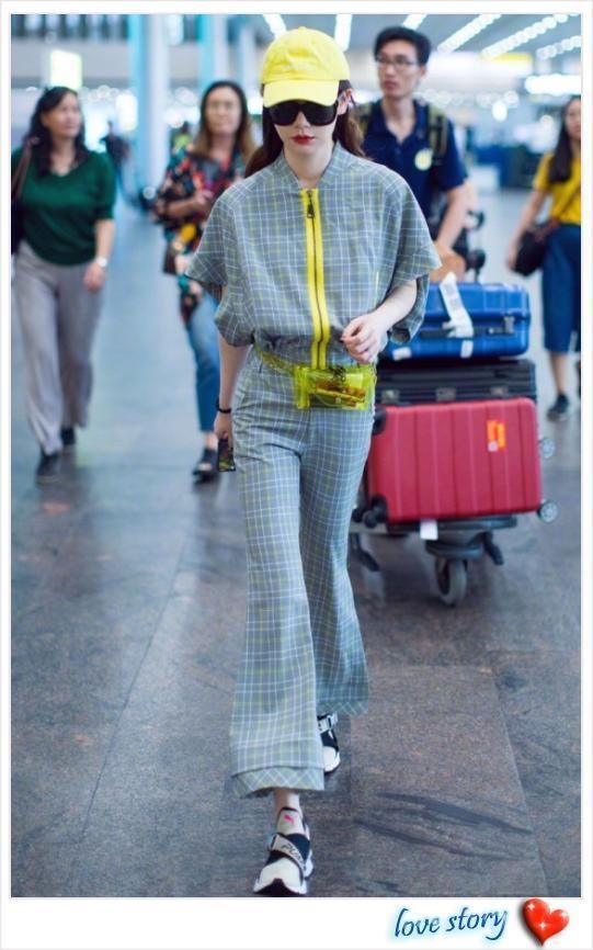 当戚薇和李沁同穿格子阔腿裤，才知道P图与不P图的差距有多大！