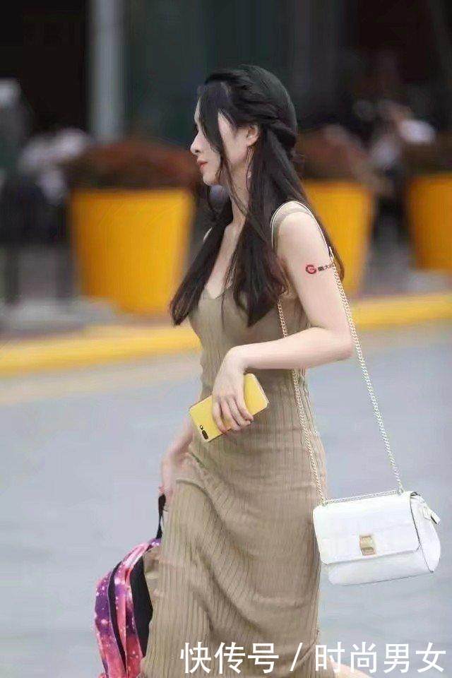 性感迷人少妇紧身裙勾勒出迷人曲线，散乱长发披肩尽显妩媚女人味