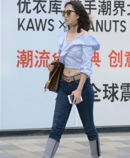 【清爽】街拍:清新甜美的小姐姐,一件白色上衣配蓝色牛仔裤, 时尚清爽