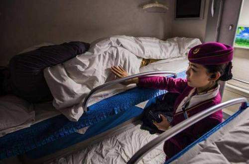 为何在选择火车卧铺时,女生最好不要选下铺?不看还真不知道!