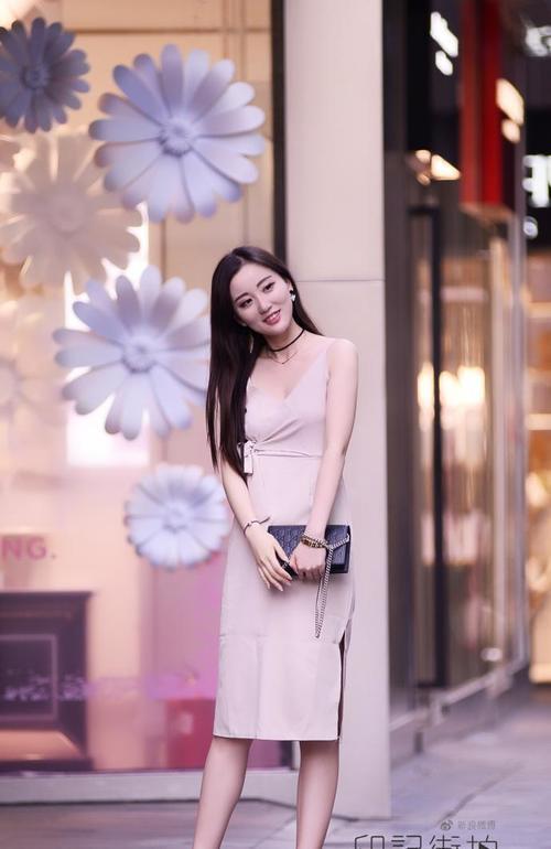 街拍：身材好到不行，穿得时尚又有气质，如此美女真心耐看！