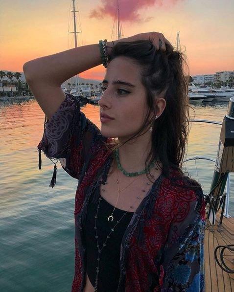 不走秀就回去继承家业？沙特史上第一位走上高定秀场的模特就是她