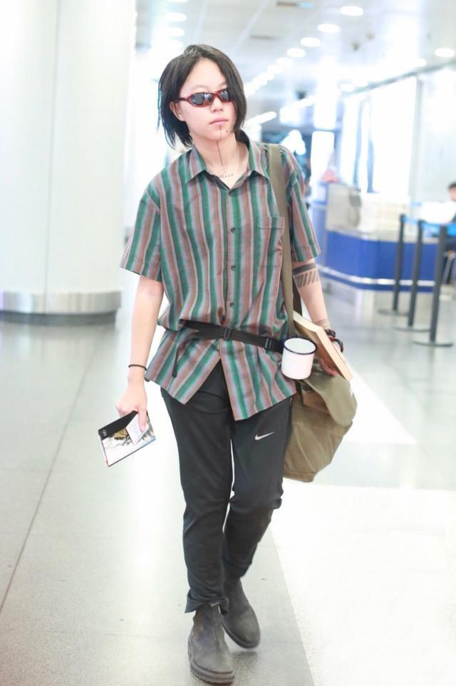 窦靖童大热天穿皮靴，又把小茶缸系腰间，网友：王菲还不管管？