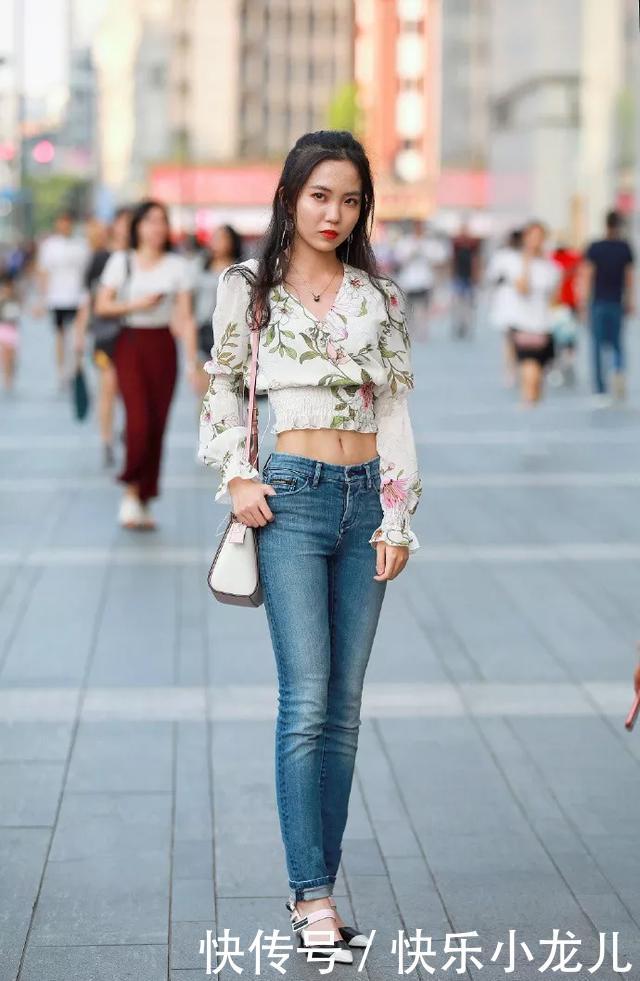 『条纹』街拍:美女脚上穿上一双尖头的高跟鞋,黑白的条纹看上去十分的时尚