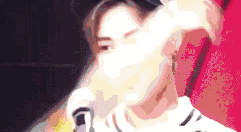 李宇春遭男粉丝强吻引热议，吴青峰四字暗示真相，4处细节让网友