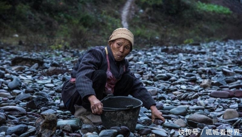 老人河滩日捡“宝石”3百斤, 每斤3毛