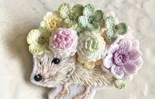  #胸针#外网的钩针小花好美，编织朵小花，做一个春天的胸针！DIY手工