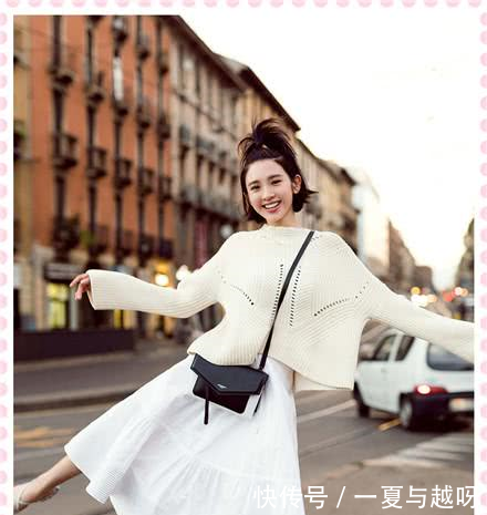 看了唐艺昕深V裙，男人都怀疑人生，网友这尺度张若昀受得了吗