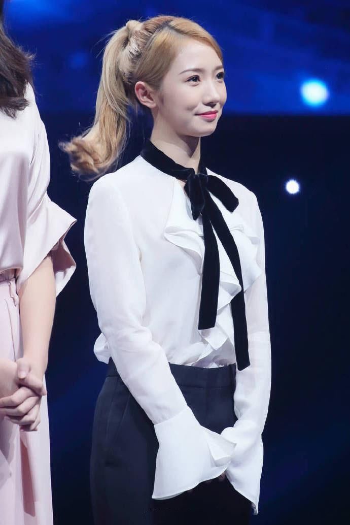 孟美岐性感饭拍写真图片