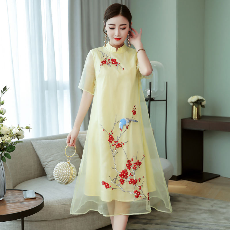 现在女人超敢穿，如此性感的旗袍直接就这样穿出门，美得出奇