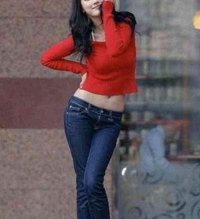 『气质』身材高挑气质靓丽的时尚美女,搭配小背心,不一样的气质美感