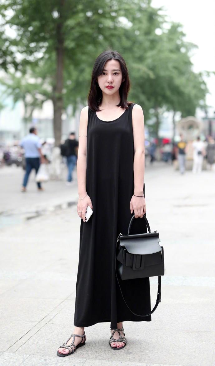 街拍：甜美白皙仙气十足的小姐姐，穿着看起来优雅温馨中透着小性