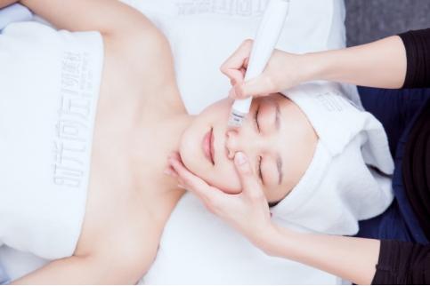 美容院加盟哪家好 时光向左引领美容新风潮