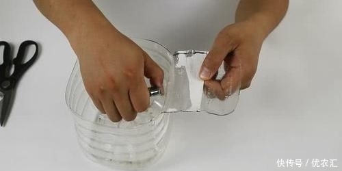 砧板:厨房油桶别扔,简单剪几刀,压砧板边,谁见了都夸
