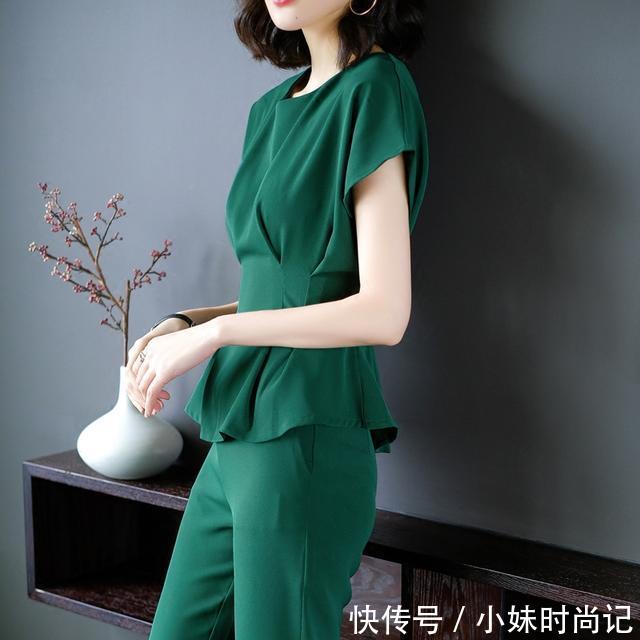 【女性】身为职场女性,在衣品上穿法要带点灵动性,比如穿套装就很精神