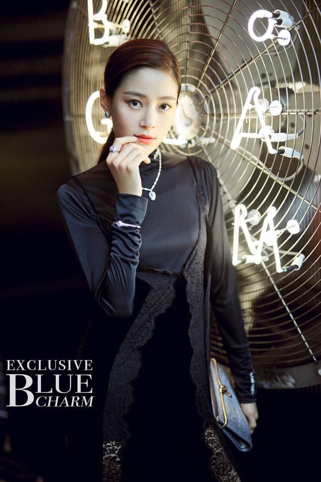 时装周上的王媛可太抢眼!穿长裙都掩不住大长腿