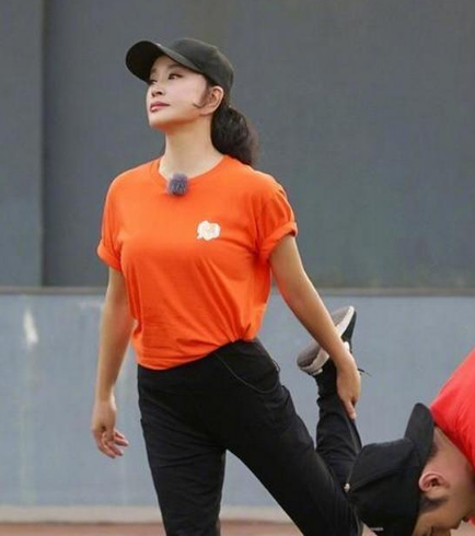 刘晓庆“够狠”，63岁还敢这样穿，网友：这身段只有20多岁吧