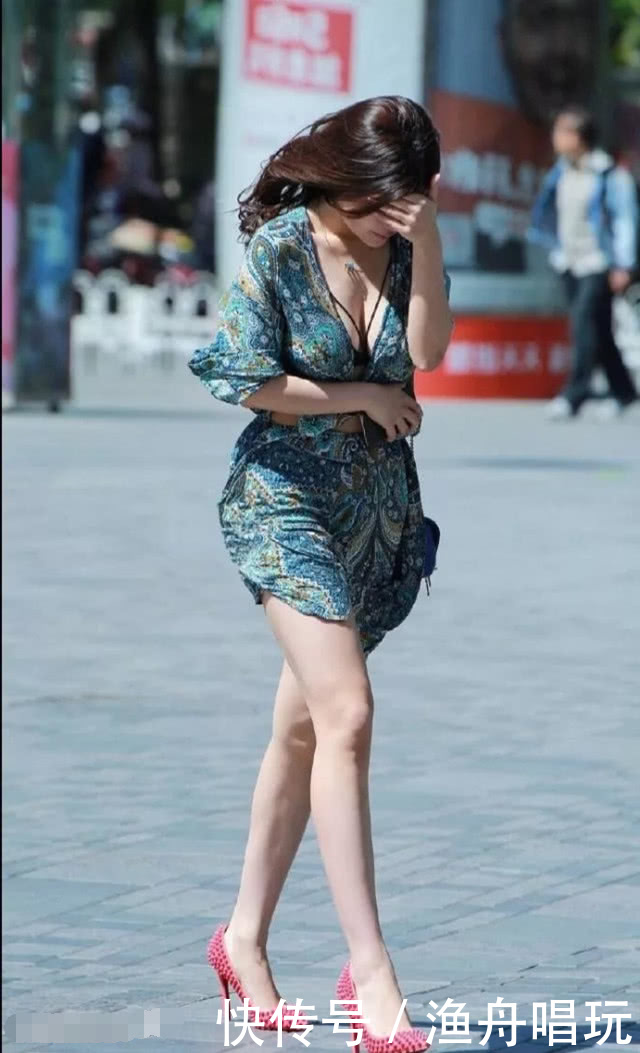 小姐姐深V上衣展露白皙的曲线，千娇百媚的姿态美到没朋友