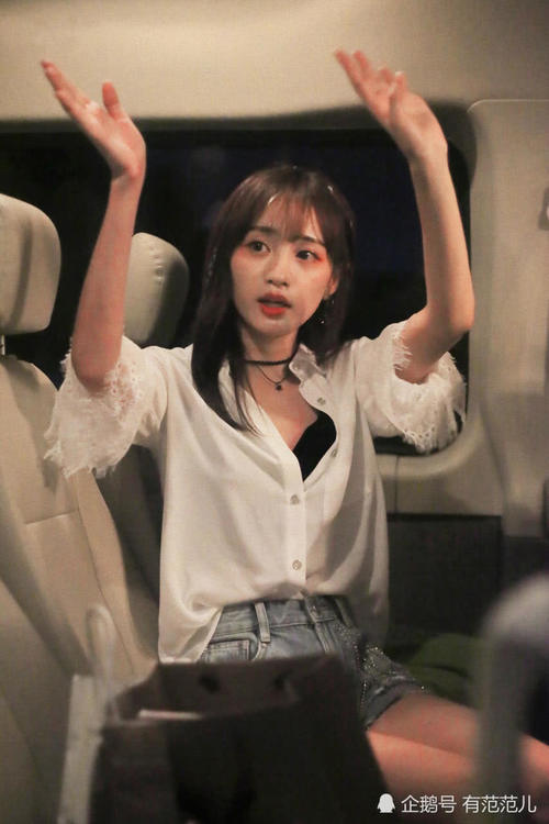 黄婷婷真敢穿，衬衫有扣子不系非要内衣外露，网友：一般人穿不来