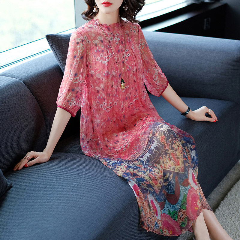 让中年妈妈美翻天的印花连衣裙，优雅大气的上身效果，可爱又撩人