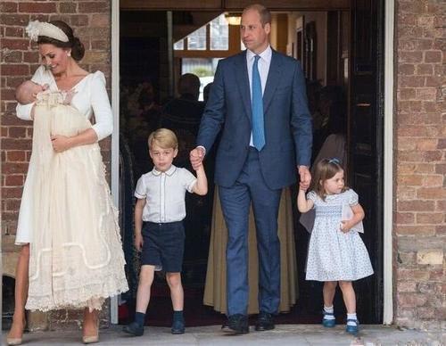 高颜值五口之家！路易王子受洗，被夏洛特公主的一袭印花裙带货了