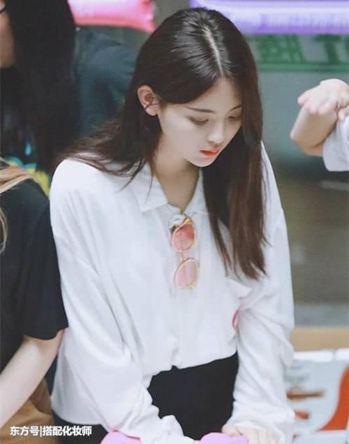 女星留长直发，杨超越比较清纯，鞠婧祎稍显妩媚！