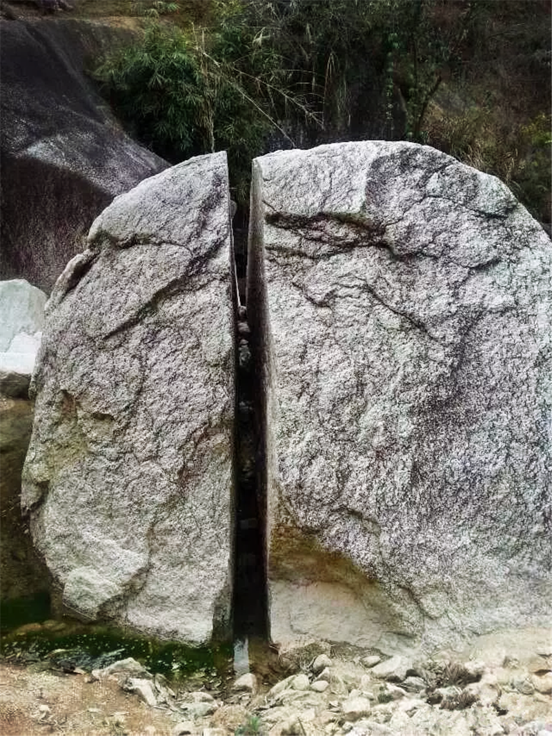  发现@广东发现一奇石，被雷劈开大裂缝，顶着千斤重的“脚趾石”
