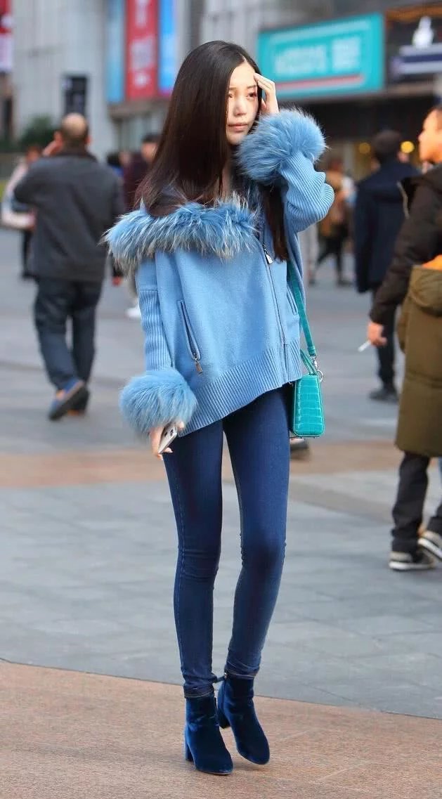 街拍：气质女神修身短袖搭配紧身牛仔裤，时尚的穿衣搭配秀出时尚